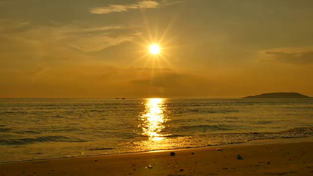 夏日海滩在日落剪影视频素材