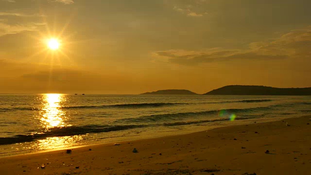 夏日海滩在日落剪影视频素材