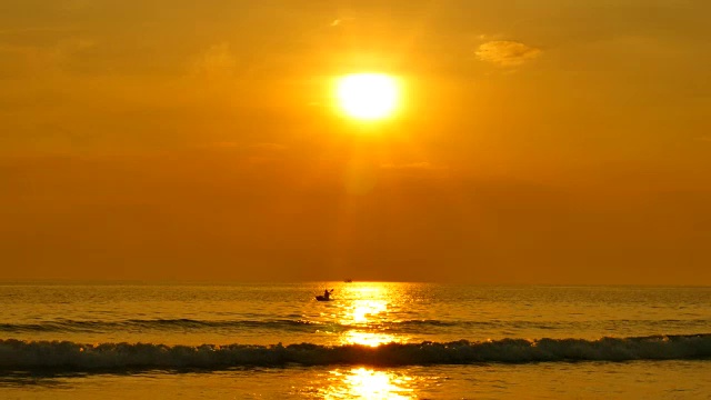 夏日海滩在日落剪影视频素材