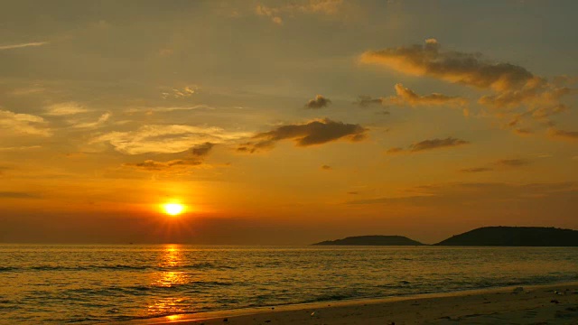 夏日海滩在日落剪影视频素材