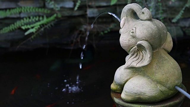 慢镜头，花园里的喷泉视频素材