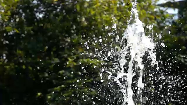 慢镜头，喷泉溅起水花视频素材