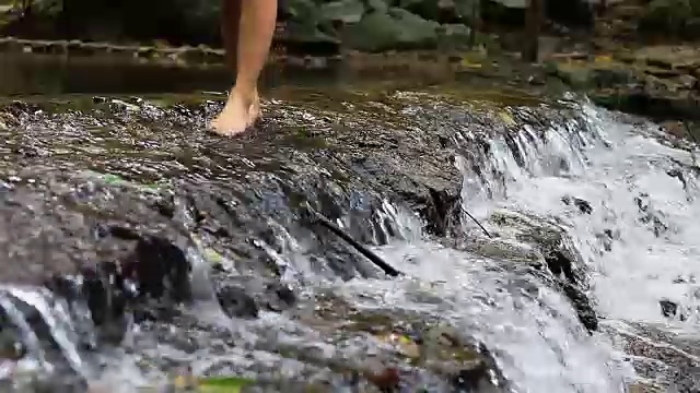 慢镜头，女人在瀑布里放松地走着视频下载