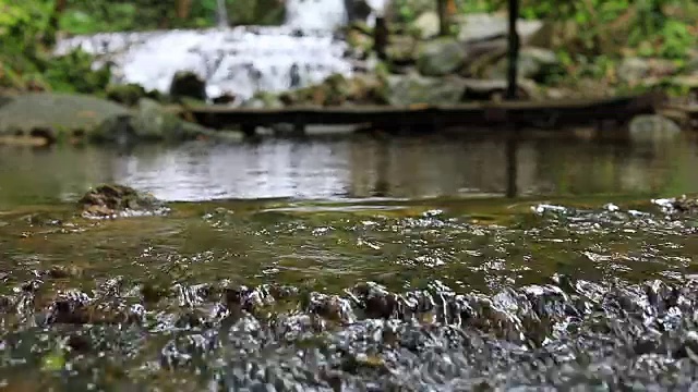 慢镜头，女人在瀑布里放松地走着视频素材