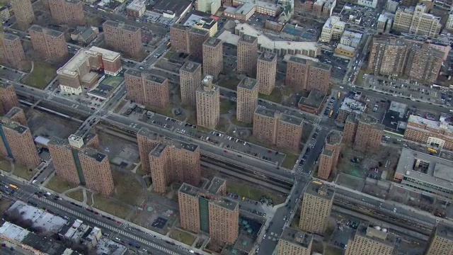 一列地铁北线(Metro North)列车经过布朗克斯区的住房项目。视频素材