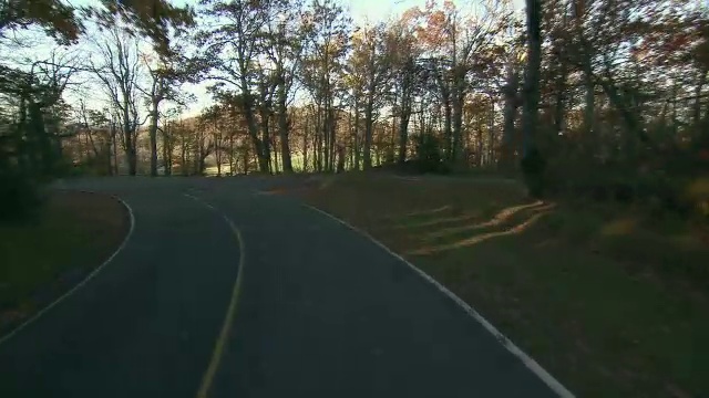 汽车在乡村道路上行驶。视频素材