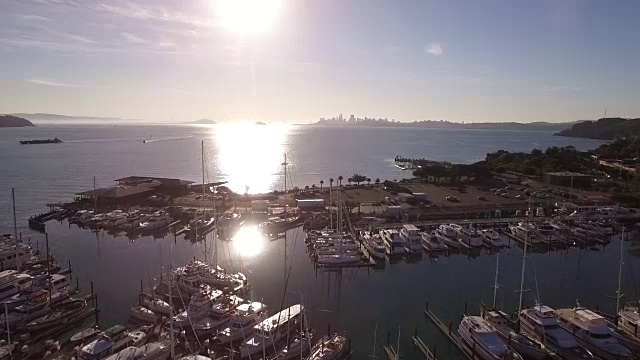 Marina飞到海洋，Marina San Francisco，航拍，4K，股票视频销售-无人机发现llc -无人机航拍视频加州海岸桥梁，码头，船和皮划艇，4K运输视频素材