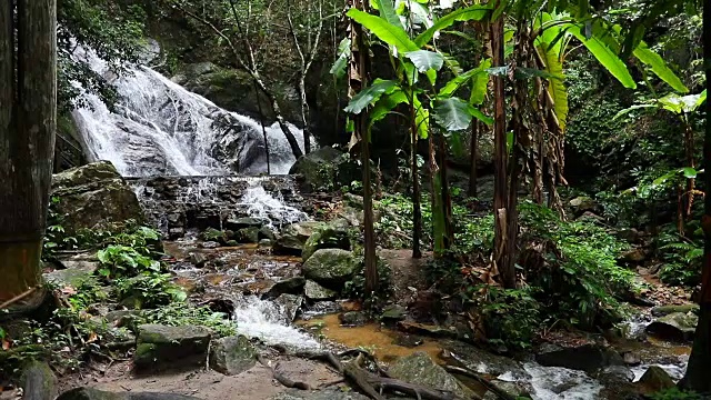 慢镜头，泰国清迈的湄甘榜瀑布视频下载