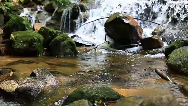 慢镜头，泰国清迈的湄甘榜瀑布视频下载