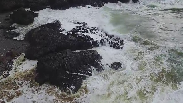 在英国，海浪拍打着岩石海岸视频素材