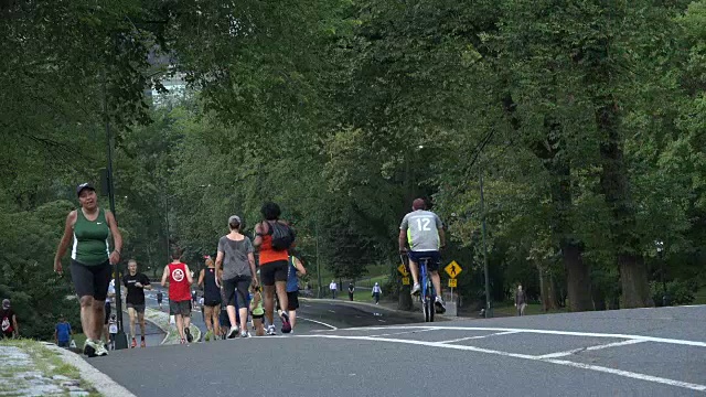 人们在纽约曼哈顿中央公园慢跑视频素材