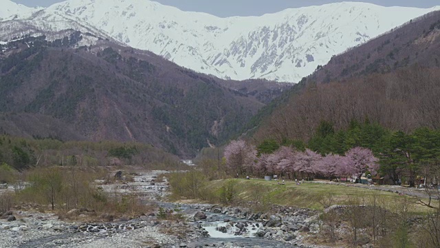 白波山脉和松川河视频素材