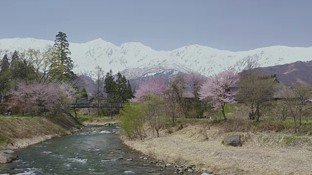 白波山脉和姬川河视频素材