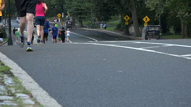 人们在纽约曼哈顿中央公园慢跑视频素材