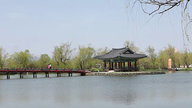 Gungnamji池塘(韩国135历史遗址，韩国第一个人工池塘，由百济王朝的穆王创建)视频素材