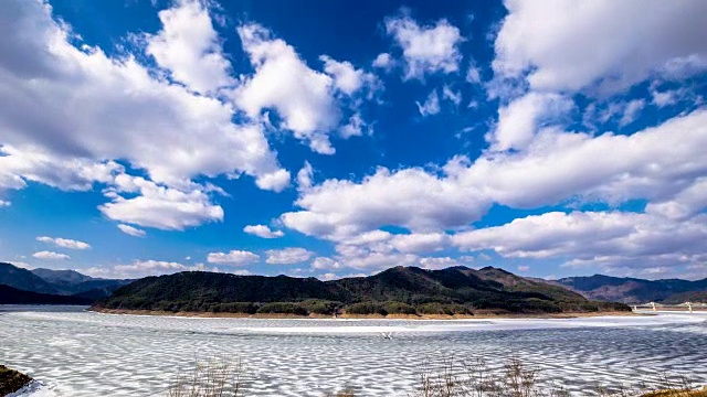 西洋河大坝附近的西洋河(西洋河湖拥有韩国最大的渔场)视频素材