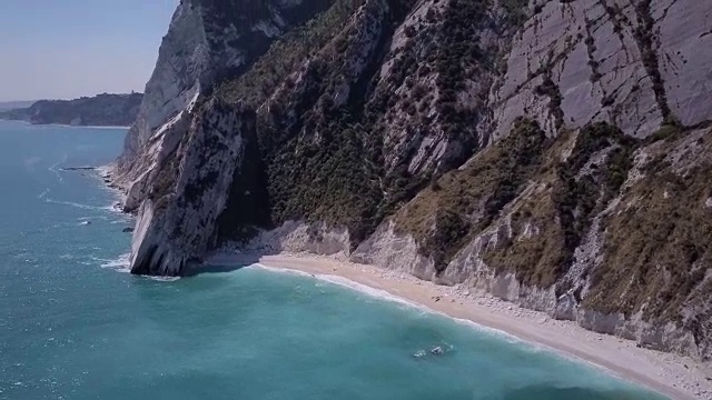 意大利亚得里亚海海岸线鸟瞰图视频素材