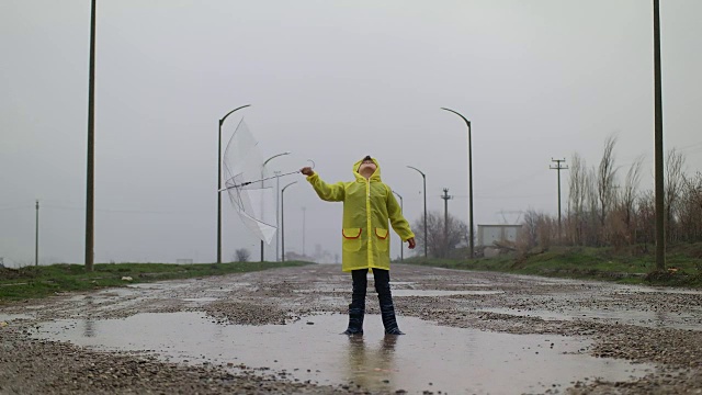 在下雨的时候视频素材