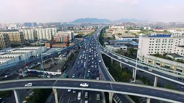 清晨，现代城市中城区高架道路上繁忙的交通。视频素材