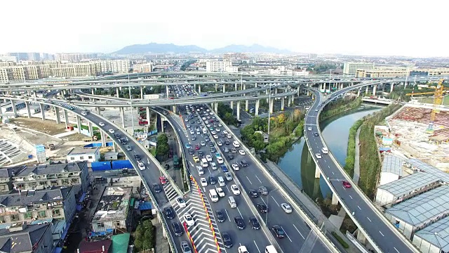 清晨，现代城市中城区高架道路上繁忙的交通。视频素材