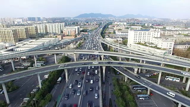 清晨，现代城市中城区高架道路上繁忙的交通。视频素材