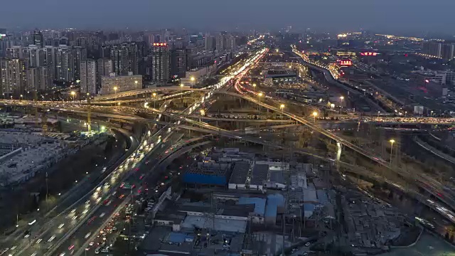 T/L WS HA ZI天桥鸟瞰图，白天到夜晚过渡/北京，中国视频素材