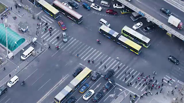 T/L MS HA鸟瞰图的人群过马路/北京，中国视频素材