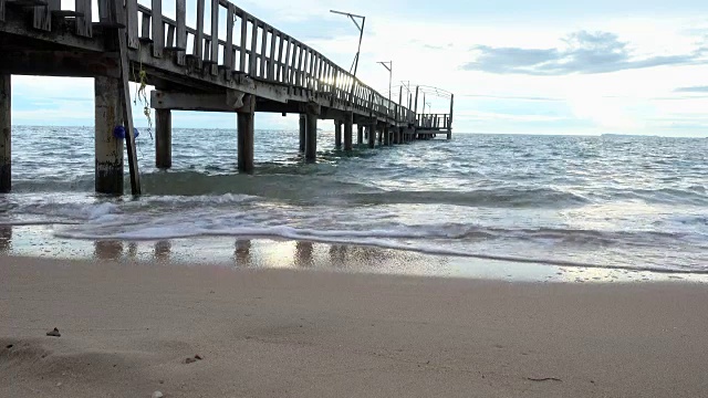 老木桥下的大海视频下载