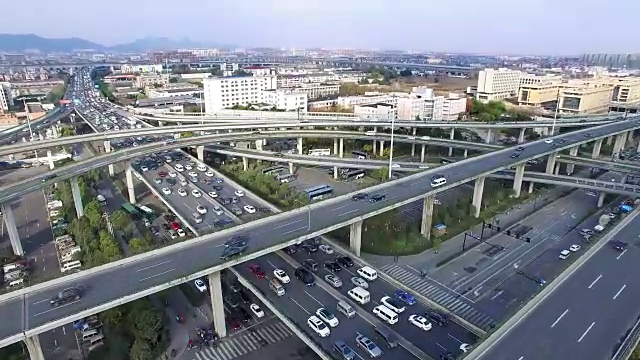 清晨，现代城市中城区高架道路上繁忙的交通。视频素材