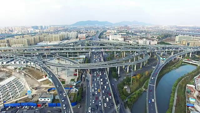 清晨，现代城市中城区高架道路上繁忙的交通。视频素材