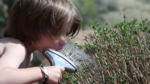 3岁男孩浇水视频素材