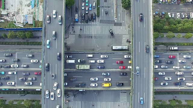 清晨，现代城市中城区高架道路上繁忙的交通。视频素材