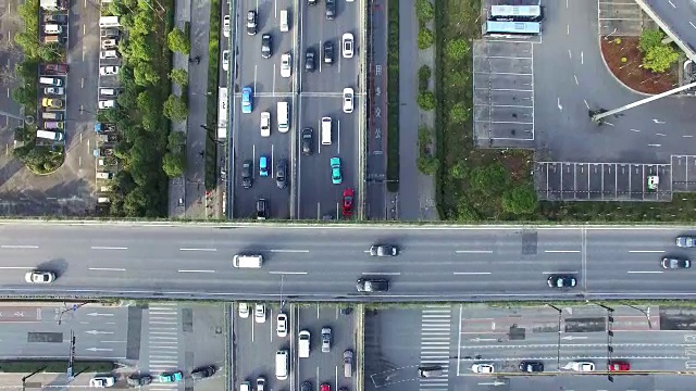 清晨，现代城市中城区高架道路上繁忙的交通。视频素材