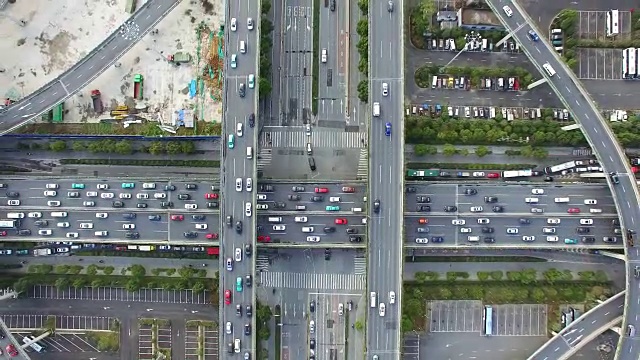 清晨，现代城市中城区高架道路上繁忙的交通。视频素材