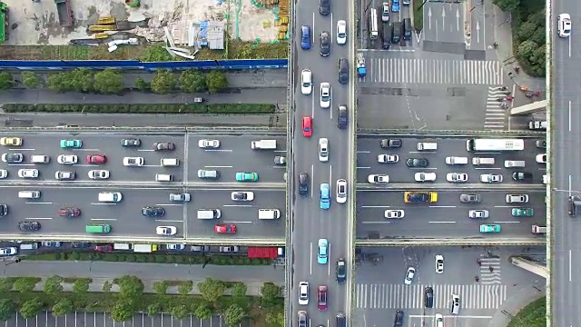 清晨，现代城市中城区高架道路上繁忙的交通。视频素材