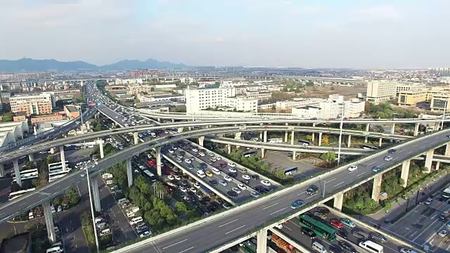 清晨，现代城市中城区高架道路上繁忙的交通。视频素材