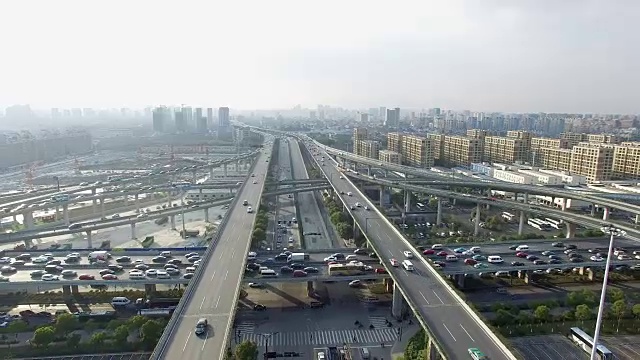 清晨，现代城市中城区高架道路上繁忙的交通。视频素材