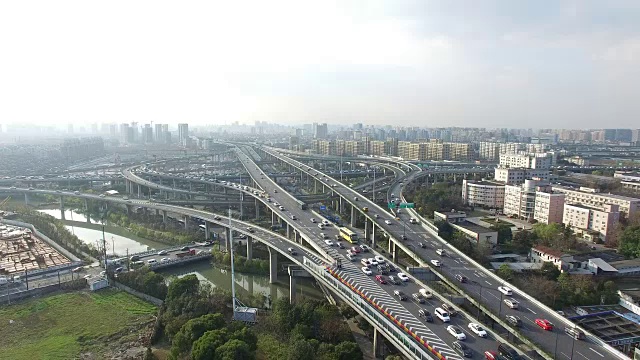 清晨，现代城市中城区高架道路上繁忙的交通。视频素材