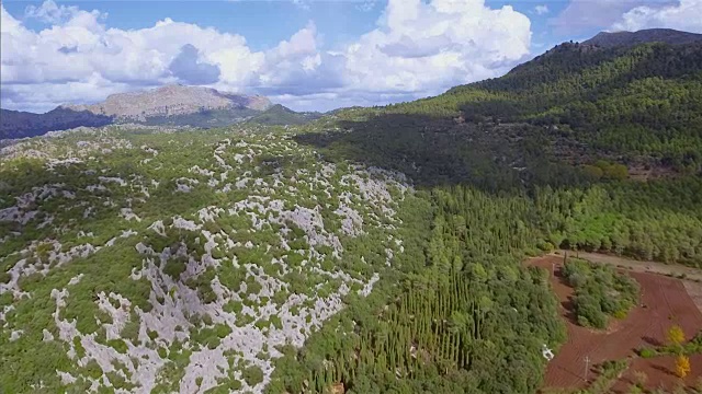 西班牙马略卡岛山附近的山脉视频素材