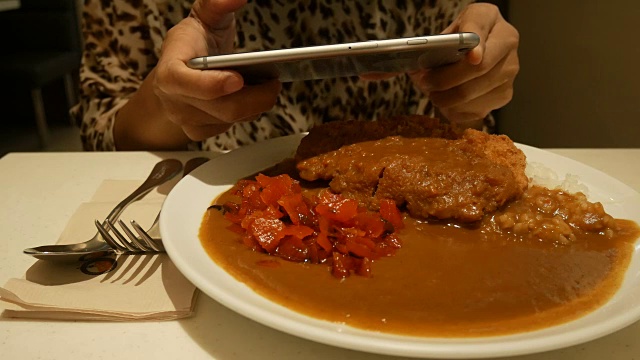 用手机拍一张食物的照片视频素材