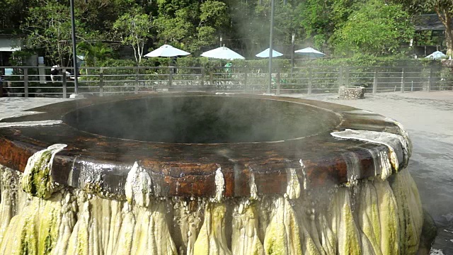 泰国南部拉廊的Raksawarin公园的温泉池视频素材