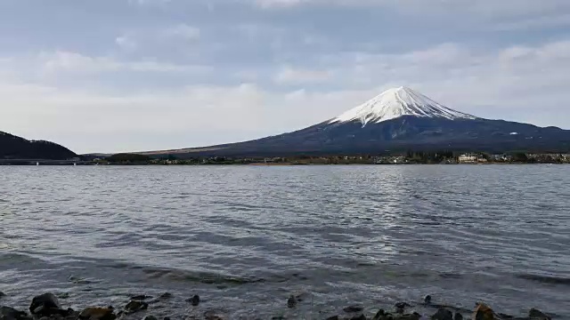 早上的富士山在日本川口湖视频素材