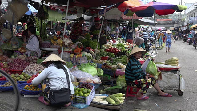 街头市场上的食品摊贩视频素材