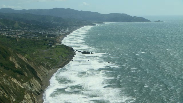 贻贝岩公园在圣马特奥县，加利福尼亚州。贻贝岩位于圣安德烈亚斯断层带上。公园上面的分区经常受到山体滑坡的威胁。视频素材