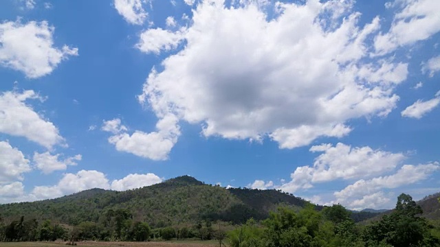 云在山脉上空移动视频素材