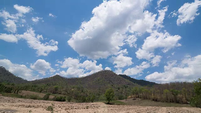 云在山脉上空移动视频素材