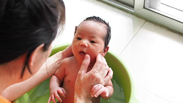 刚出生的婴儿正在洗澡视频下载