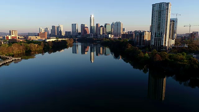 完美的日出早晨在城镇湖奥斯汀得克萨斯州市中心天际线城市景观高接近公寓视频素材