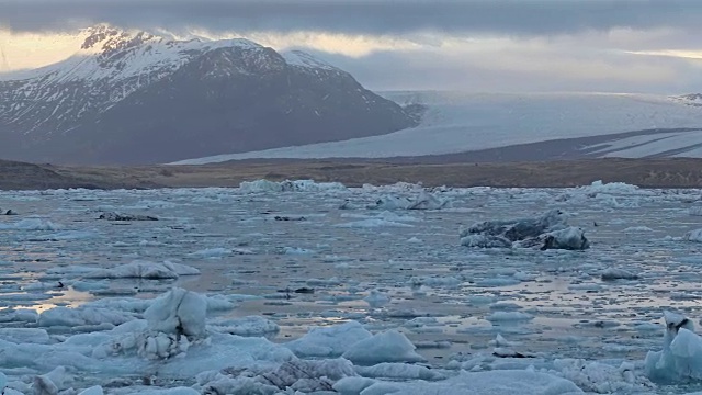 摇摄:冰岛Jokulsarlon泻湖和Vatnajokull冰川视频素材