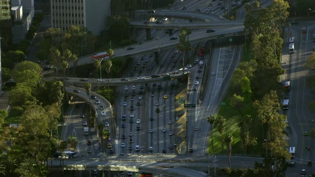 斜道和立交桥横跨海港高速公路(110号州际公路)在洛杉矶市中心。视频素材